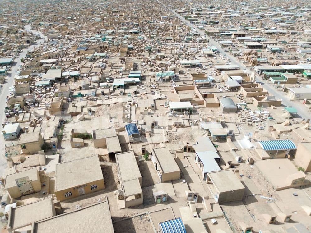 مقبرة وادي السلام ,قبور