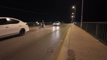جسر الكوفة , ليلاً , سيارات