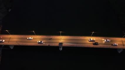 حركة ومرور السيارات على جسر الكوفة
