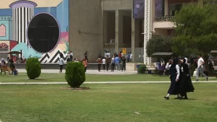 طلاب وطالبات جامعة الموصل , في فترة الإستراحة , متنزه الجامعة