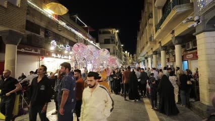 زوار شارع المتنبي , ليلاً