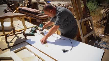 نجار ,عمل طاولة خشبية