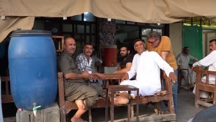 مجموعة اشخاص في مقهى شعبي