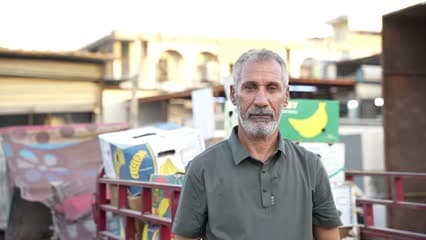 ابتسامة , رجل يبتسم للكاميرا