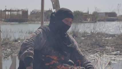 اهوار العراق , إمرأة تقوم بالشواء , اهوار الجبايش