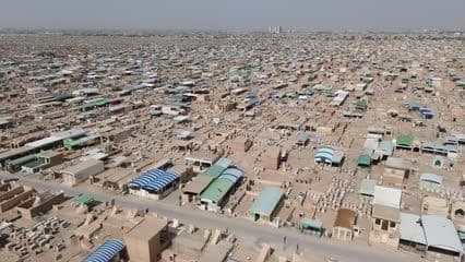 مقبرة وادي السلام , لقطة واسعة للمقابر من الاعلى 