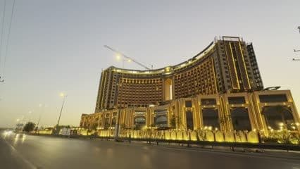 فندق قلب العالم , شارع رئيسي