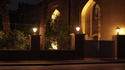 مباني المتنبي , ليلاً