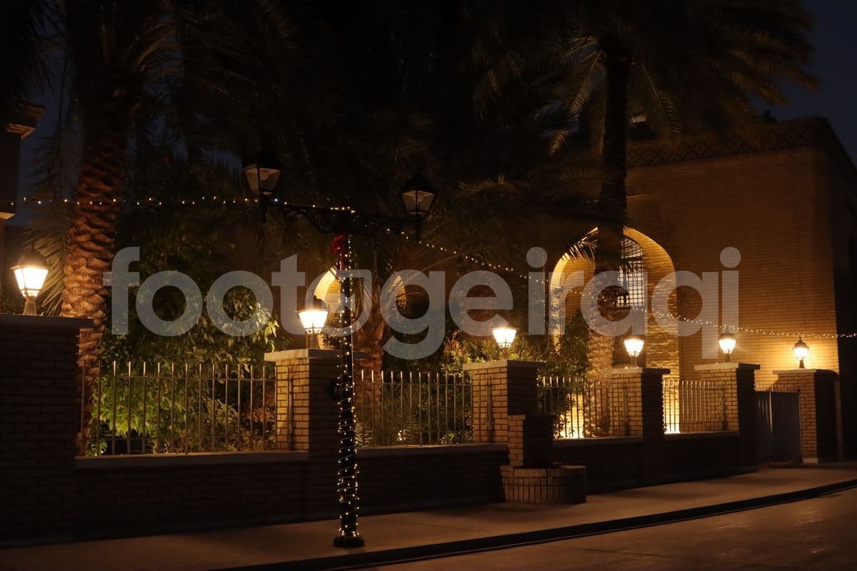 شارع المتنبي , مشهد ليلي