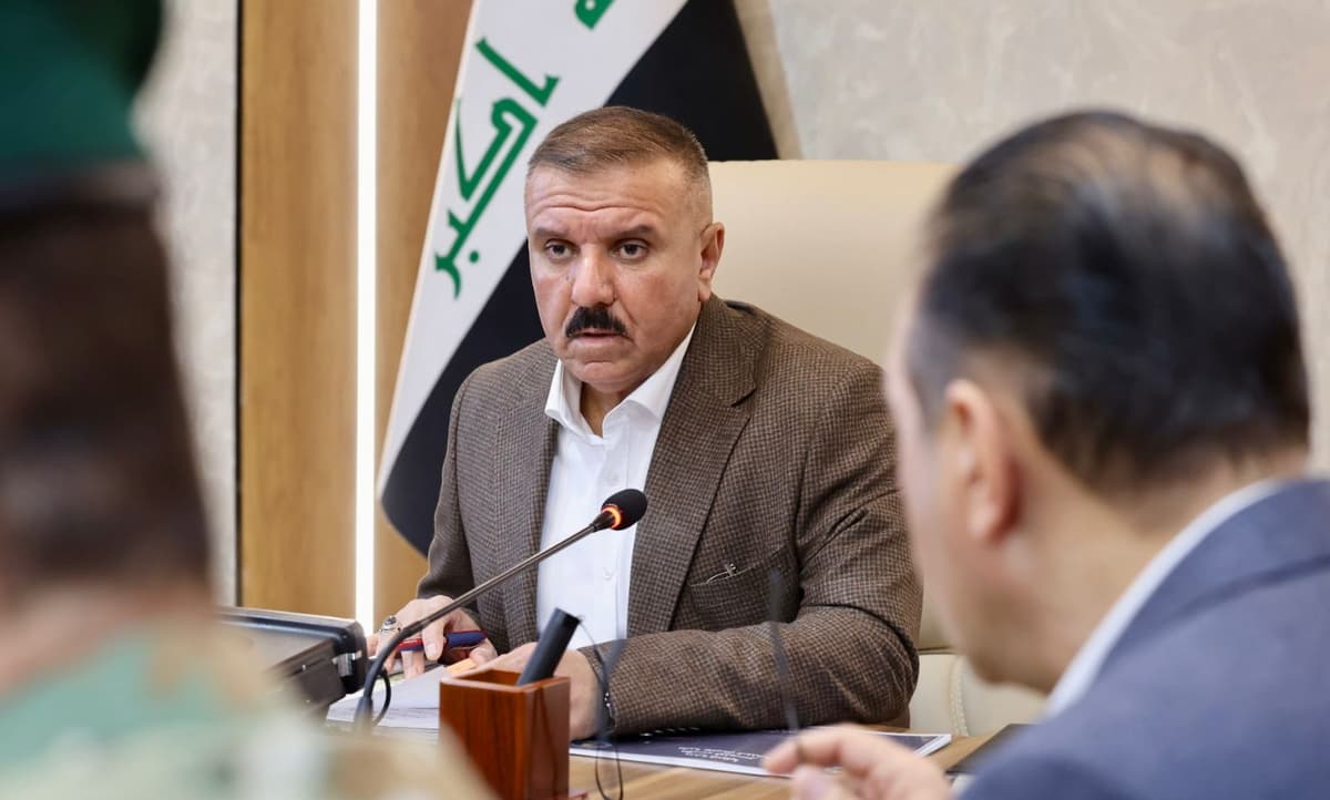 وزير الداخلية:يعفي قيادات أمنيــة في قاطع المدائن ويأمر باحتجازهم على خلفية استهداف مطار بغداد